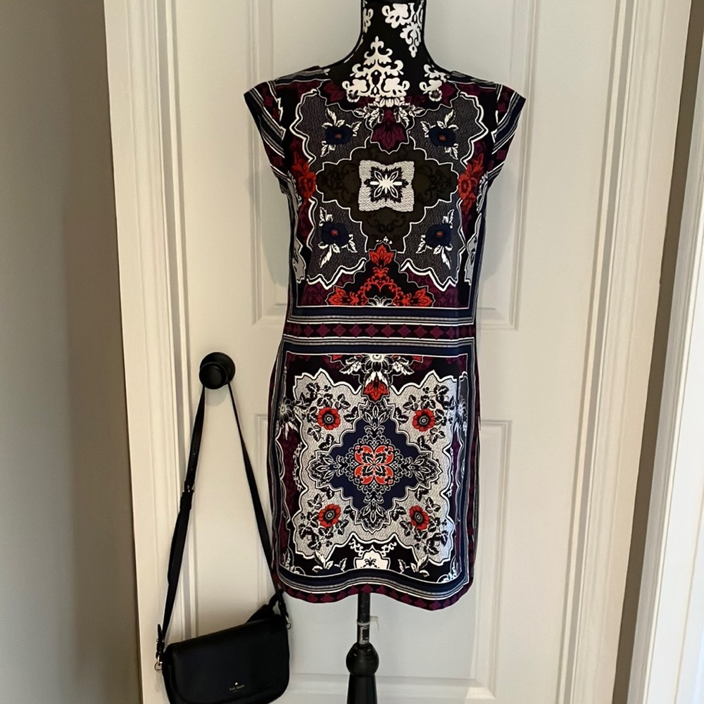 Fabulous printed fully lined shift dress with capped sleeves.